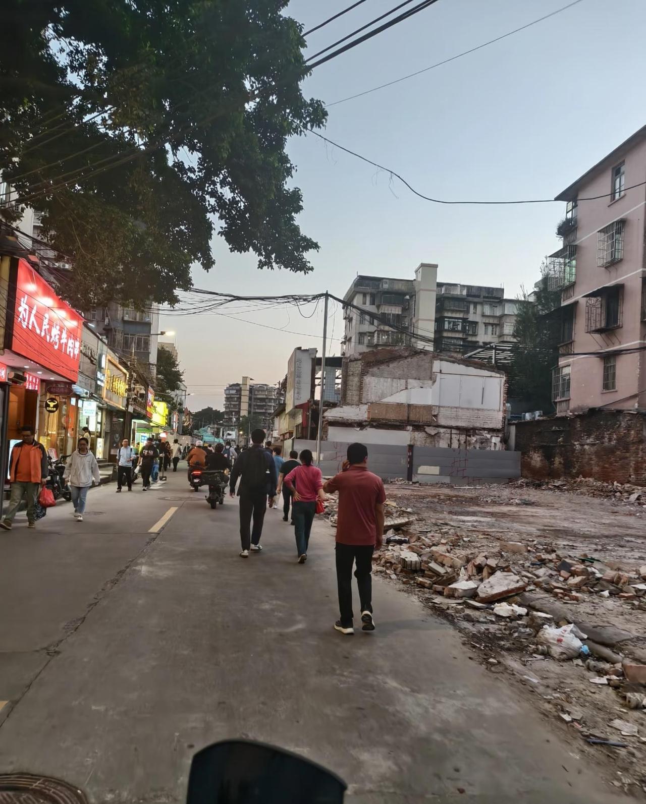 路过客村艺苑南路，我差点认不出来老城区改造客村拆迁艺苑南路