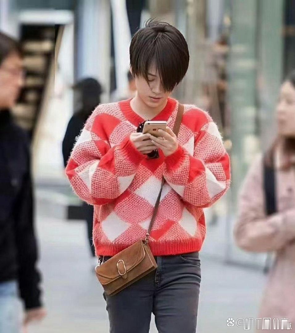 马思纯勇于挑战短发造型，小众个性的短发，在女明星里格外少见。