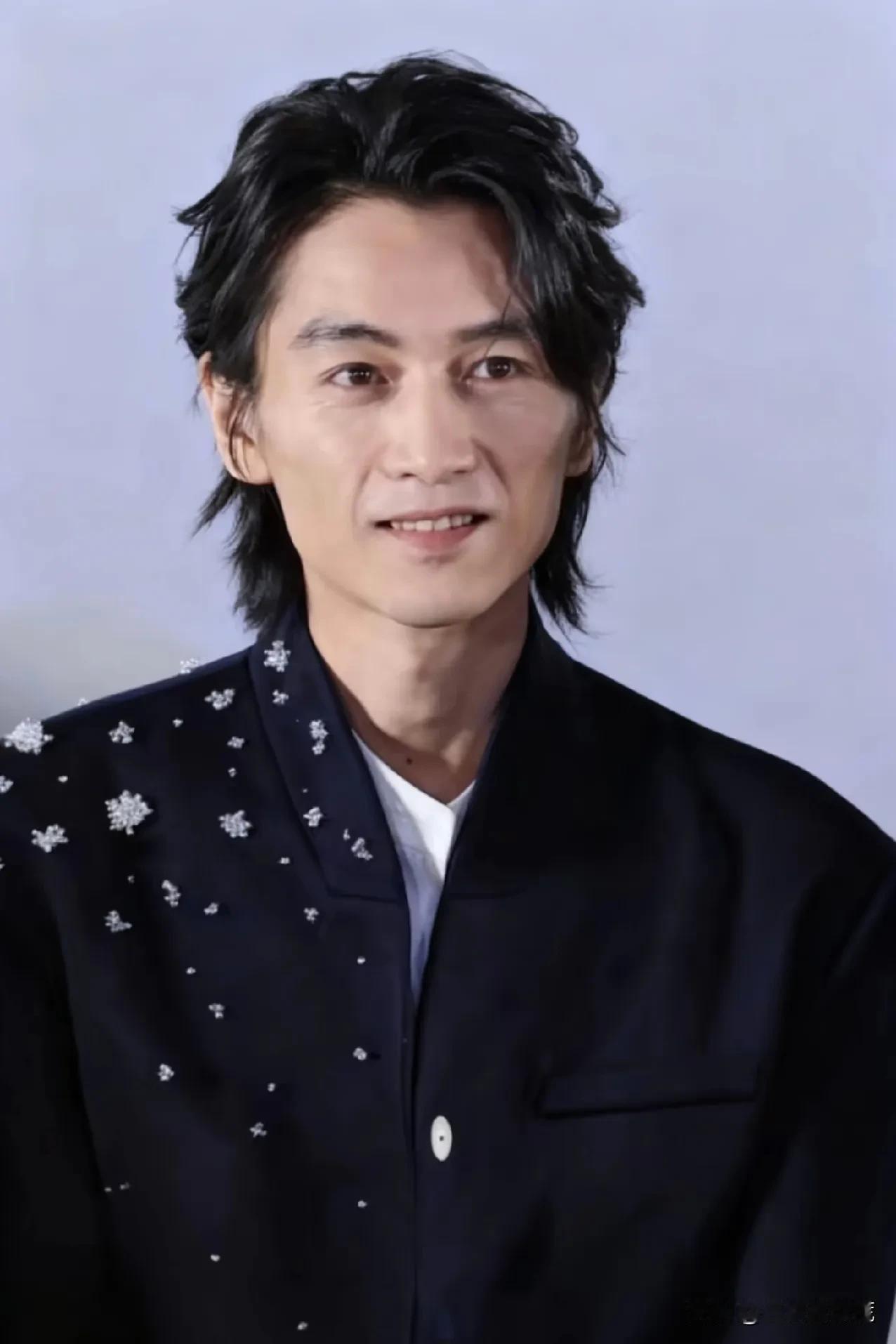 陈晓估计解释不清了他突然变得这么瘦大家都猜测是因为离婚的原因，说他还爱着陈妍