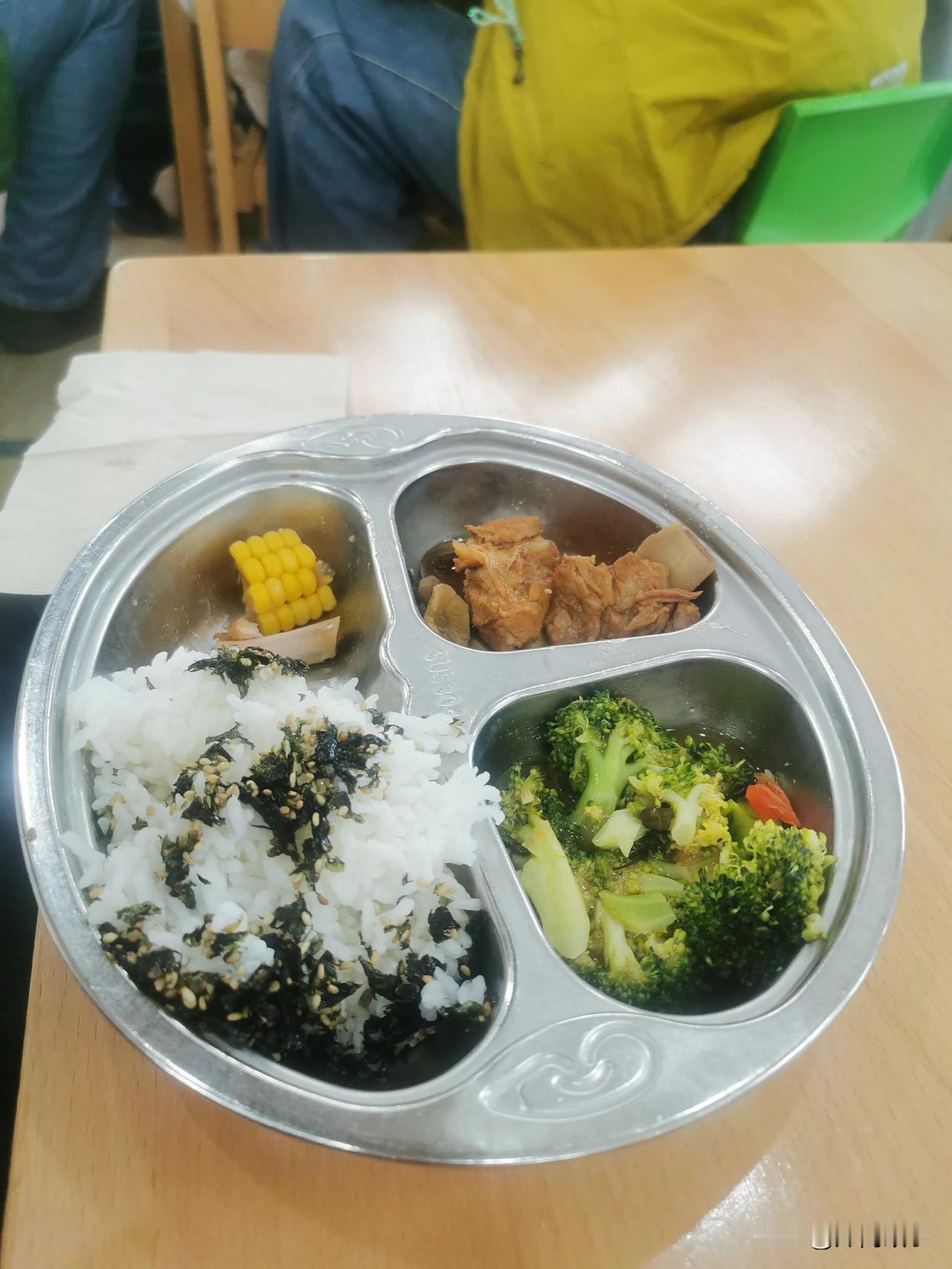 郑州某公立幼儿园孩子的普通午餐，还有一个汤和水果没拍到。孩子中班以后，胃口明显