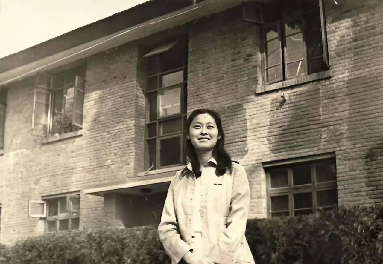 这是七十年代末的某一天，敬一丹在北京广播学院（现中国传媒大学）老砖楼前的一张留影