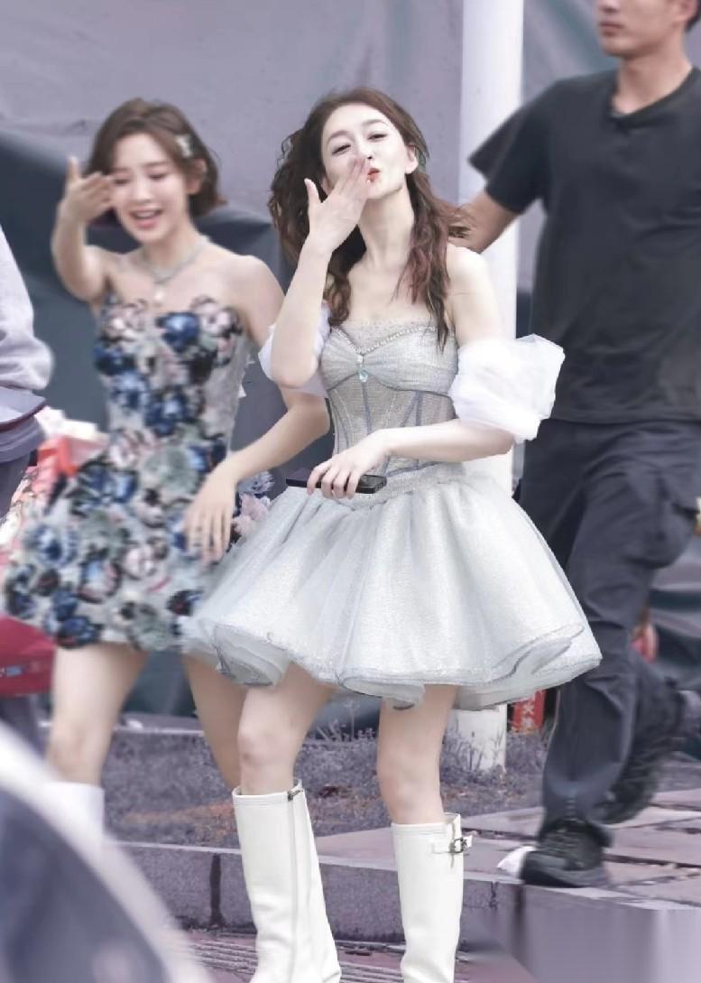 李小冉唱得好不好我不评价但是，李小冉的老公肯定后悔让她参加节目了李小冉在浪