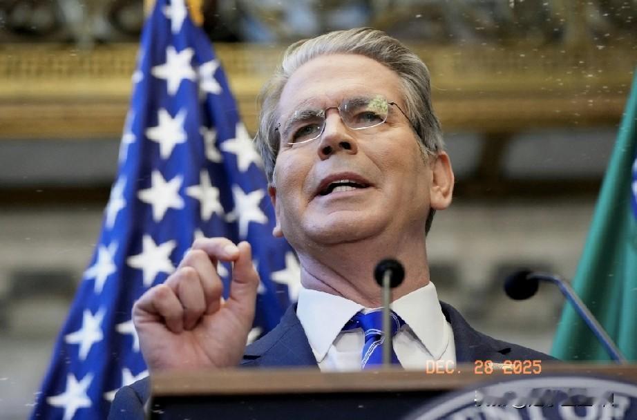 美国财长亲眼见证：中国以第三方为媒介，悄悄用人民币结算了7800亿美元美债！华尔