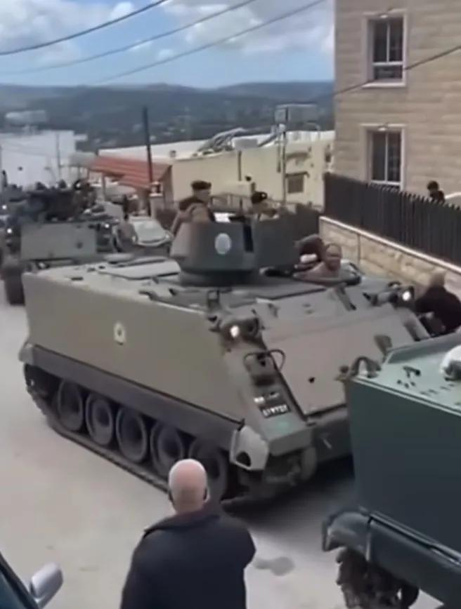 面对以军入侵，黎巴嫩政府军开着一大溜美制M113装甲车从黎巴嫩南部逃跑了。有