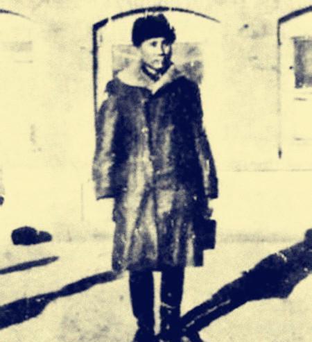 辽西巨匪杜立三罕见老照片，貌不惊人，一身皮衣貂帽，还挺时髦。皮衣裹身，貂帽压