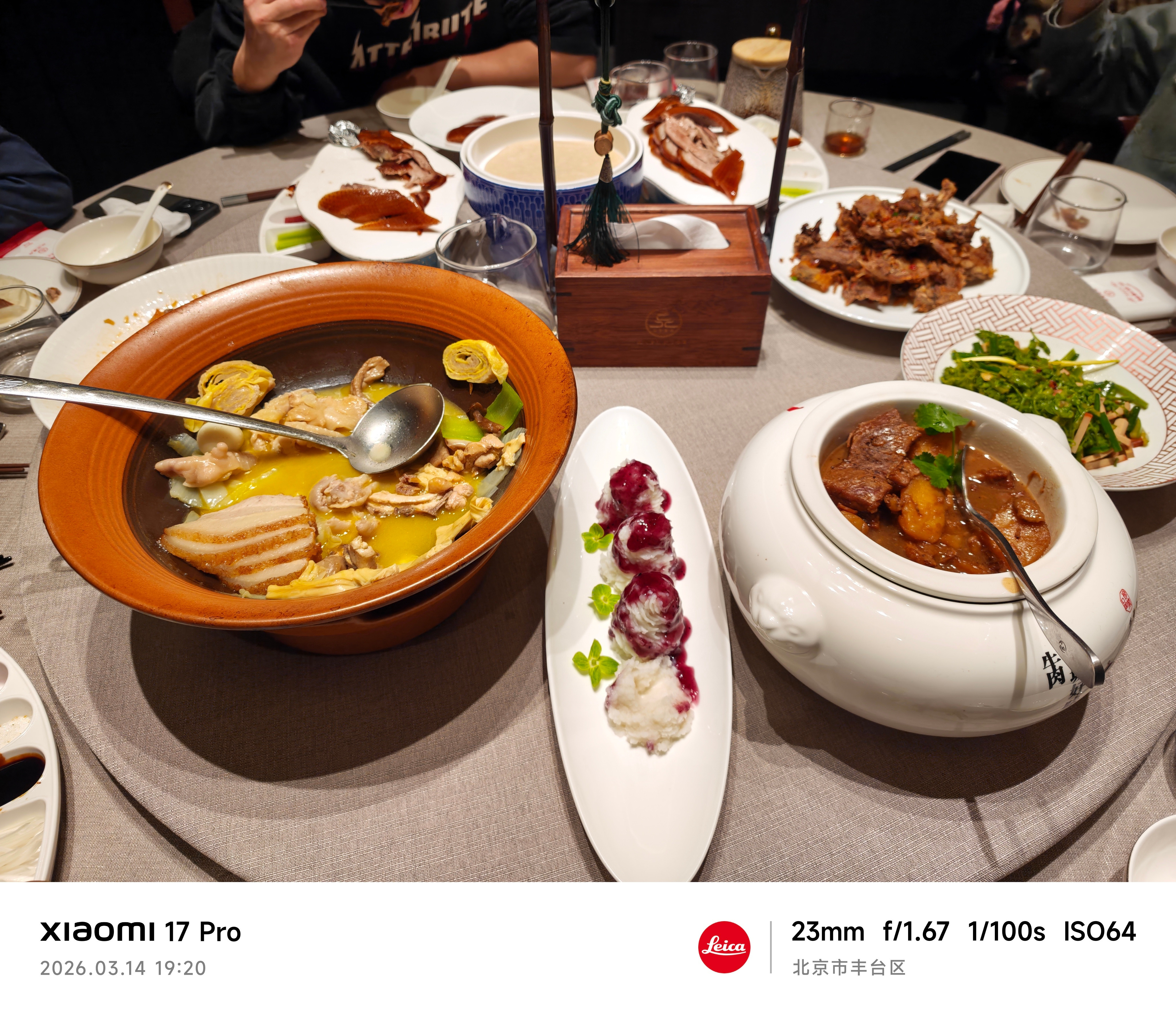 昨天我开车去北京和老同事们吃饭，有一个老同事来北京了，有很久没见了，大家就聚聚。