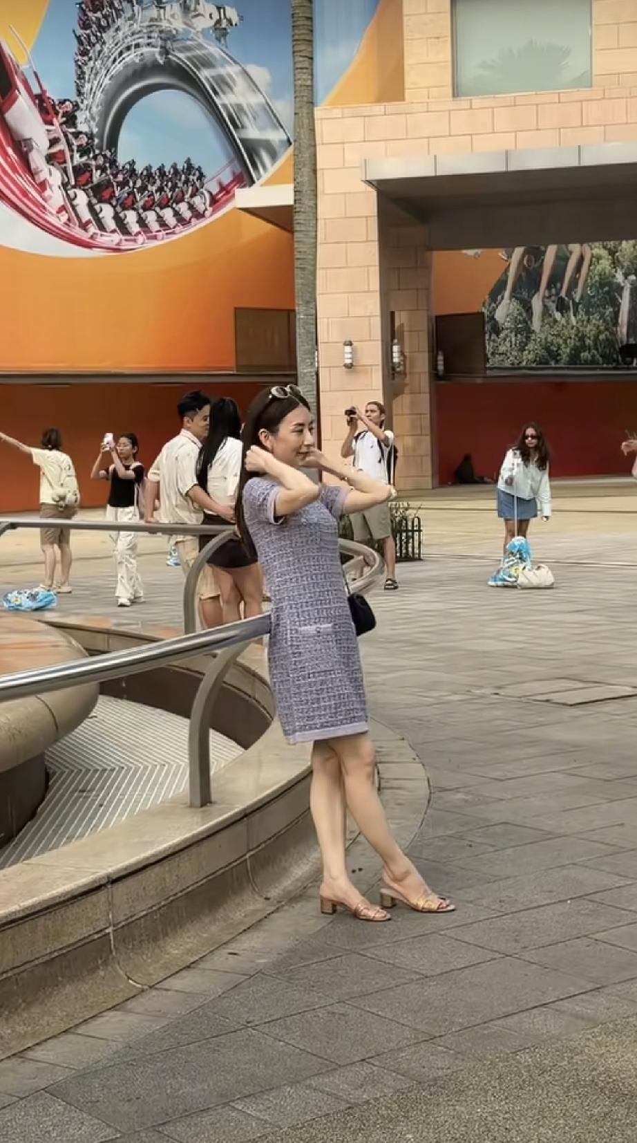 8月13日，方媛在新加坡环球影城被偶遇，老了不少，打扮挺土的，又穿凉拖，网友说她