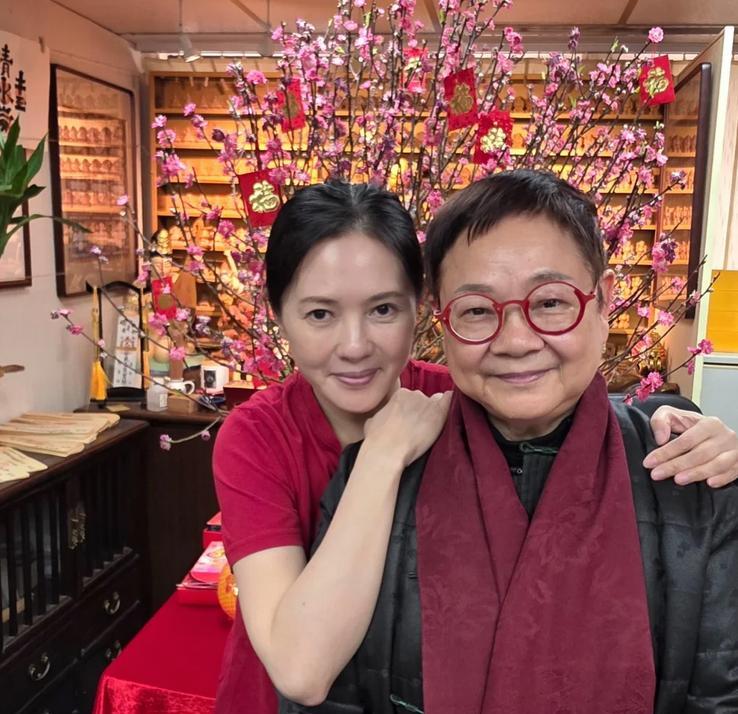 千万别信什么60岁就老了。看看刚曝光的李丽珍，洗尽铅华后，皱纹都长成了气质。