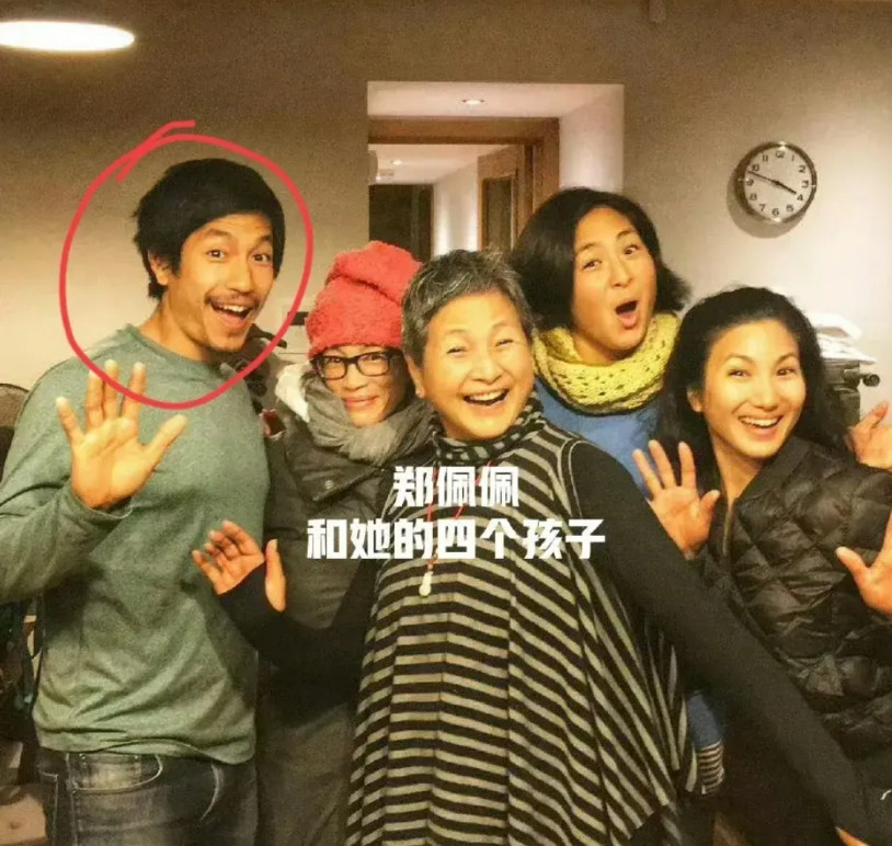 难怪黄奕的女儿就算被抵制，也这么想出道呢？看看郑佩佩的儿子就知道了，明明他早