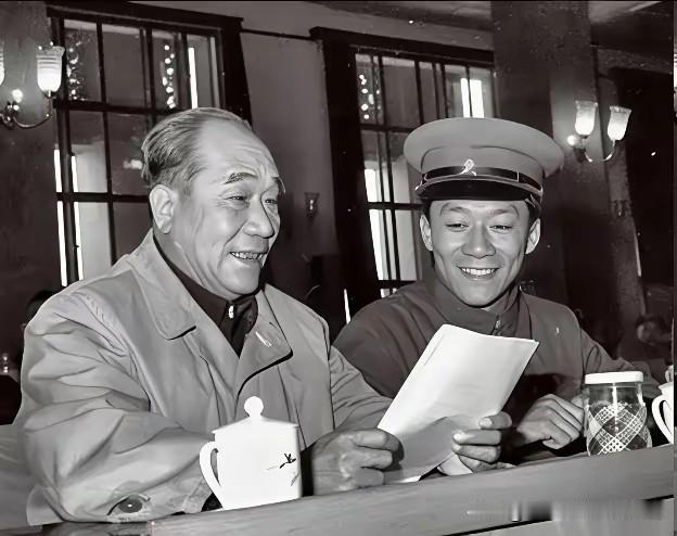 侯宝林天津败给常宝堃黯然离场，旧时相声打擂凭真本事说话。没有网络炒作没有场外非