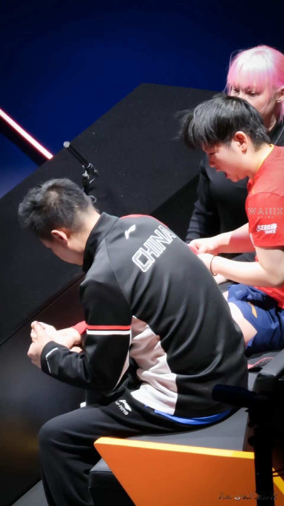 孙颖莎痛到无法进行表情管理[哭哭][哭哭]其实下午的时候，就看到莎莎走路都一瘸一