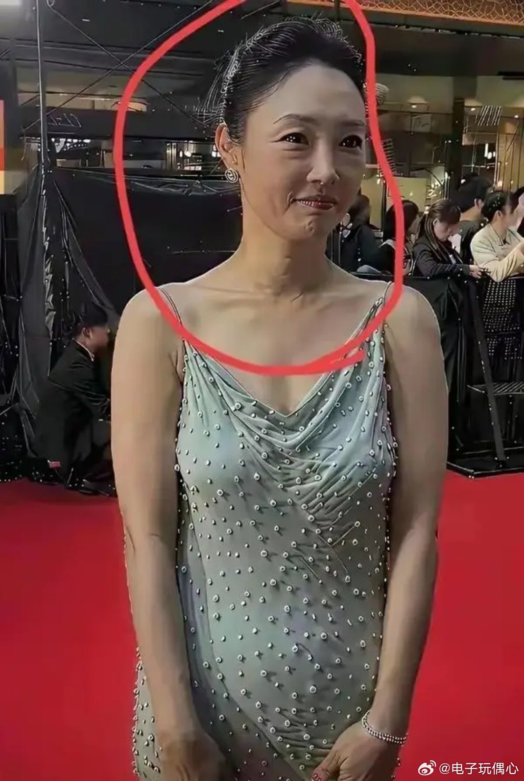 这曾经是多少男人心中女神，她竟然这么苍老，真是岁月不饶人呀