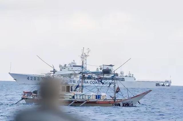 菲律宾武装部队总参谋长布劳纳宣布，将对仁爱礁坐滩军舰“马德雷山”号开展定期补给，