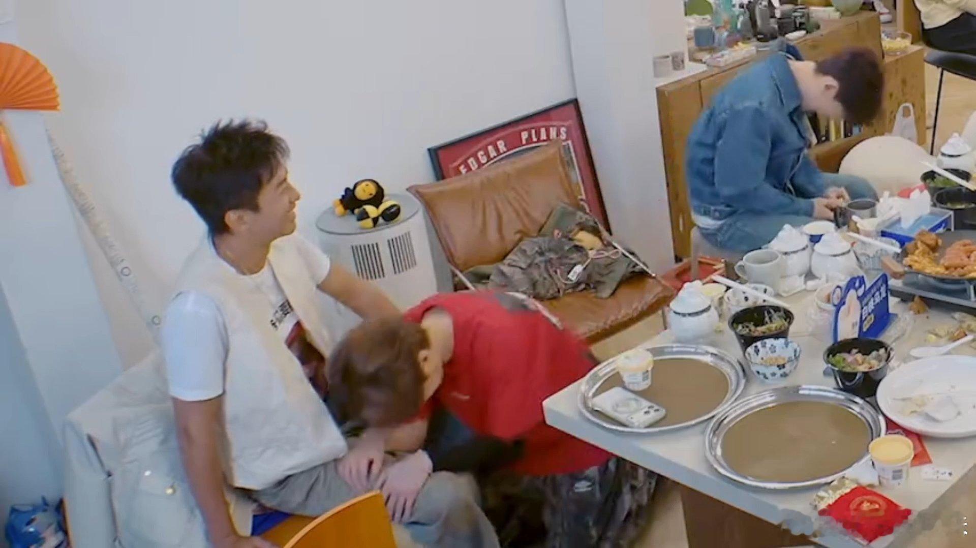 鹿晗崩溃先找邓超哈哈哈哈哈鹿晗被才艺表演狠狠整破防，第一时间投靠邓超。没想到反转