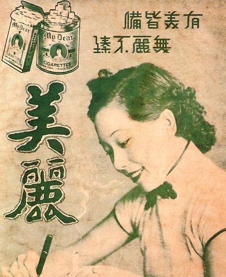 1974年的上海老弄堂，深夜的灯光昏黄。62岁的蒋梅英刚躺下，门突然被撞开。