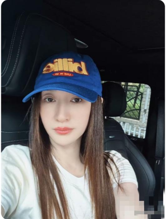 演唱李小冉据说已和相伴十一年的徐佳宁离婚，恢复单身后自己独美！七夕节当日，李