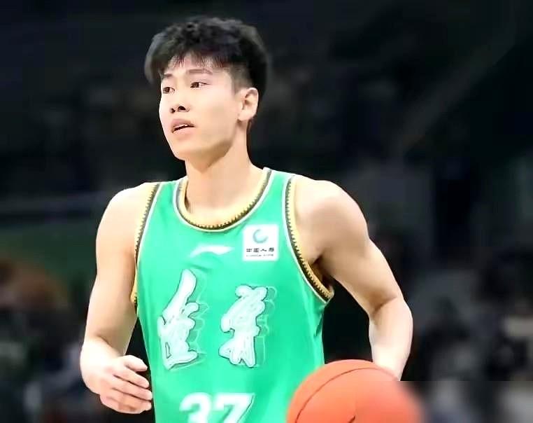 我盯着屏幕，看张陈志峰一次次把球砸进筐，看李虎翼面无表情地冷箭穿心，心里那个复杂