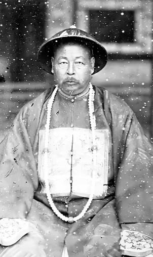 同治末年，左宗棠刚把造反的阿古柏干翻，朝廷却下令把他三个小孙子净身入宫。左宗