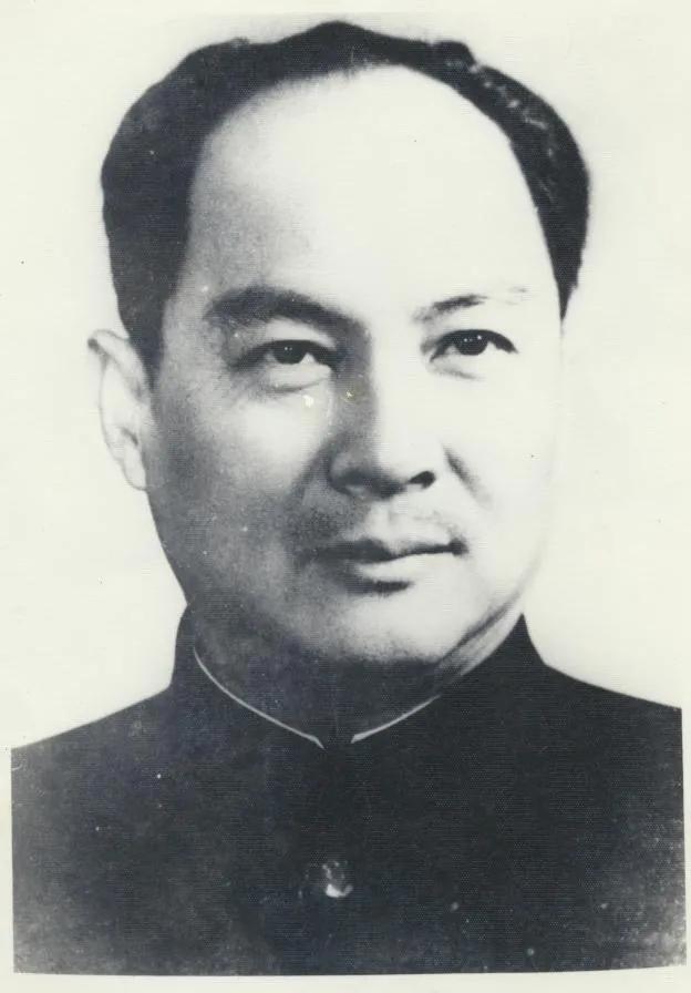 1935年，他被开除党籍，戴着手铐走完长征，开国大典前，毛主席问他：“你为何不来