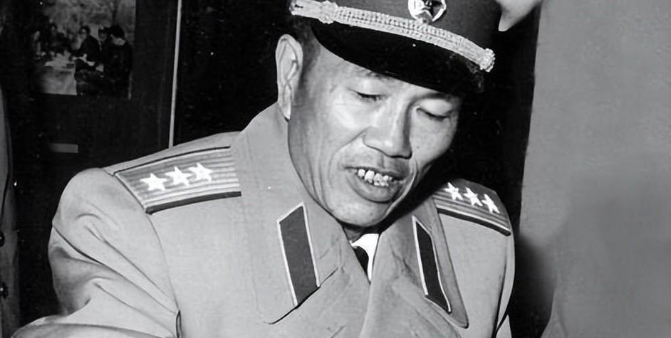 77年洪学智被急召回京当选要职，邓华眼含热泪：我昨天才提出建议“1977年8月