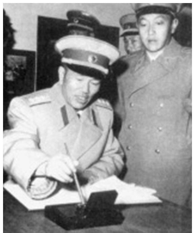1955年中国国内举行了大授衔后，李奇微看到了十大元帅名单后许久没有说话，他