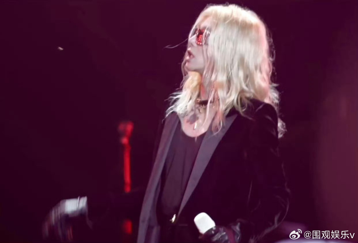 华晨宇戴了chocker这个男人是怎么做到又病娇又魅惑的，有亿点好奇[思考]