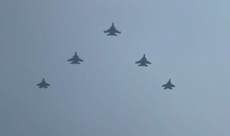 美媒：中国阅兵公开5款五代机，刚升空就面临落后，将削减产量据美国《军事观察》9