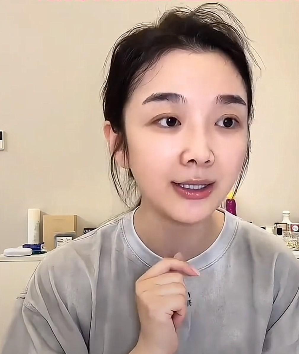 吴雅婷在儿子被同学划伤脖子这件事的处理方式，着实堪称典范，尽显其聪慧。当时她正在