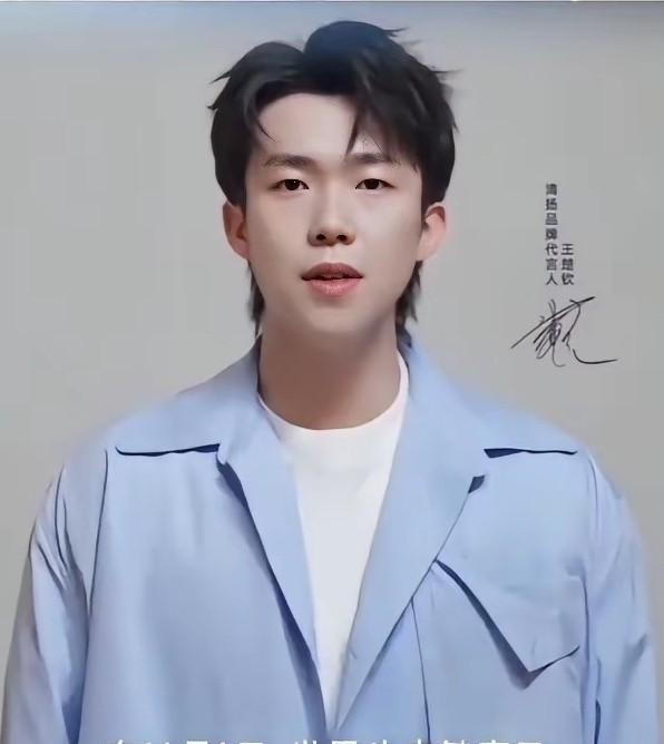 王楚钦穿蓝外套白T,头发不剃,拍了个公益片。不是打比赛,是帮kids洗头。