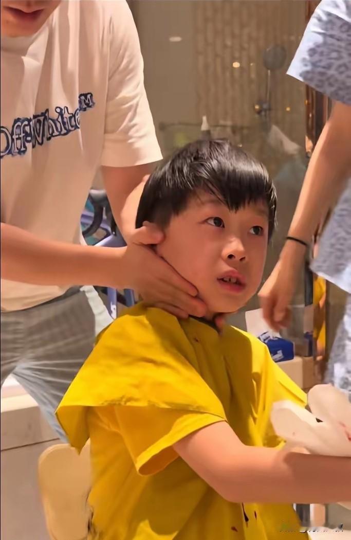 发现了吗？梁靖崑是又有钱又抠门的那种人！成都集训结束后，国乒队员都回北京了