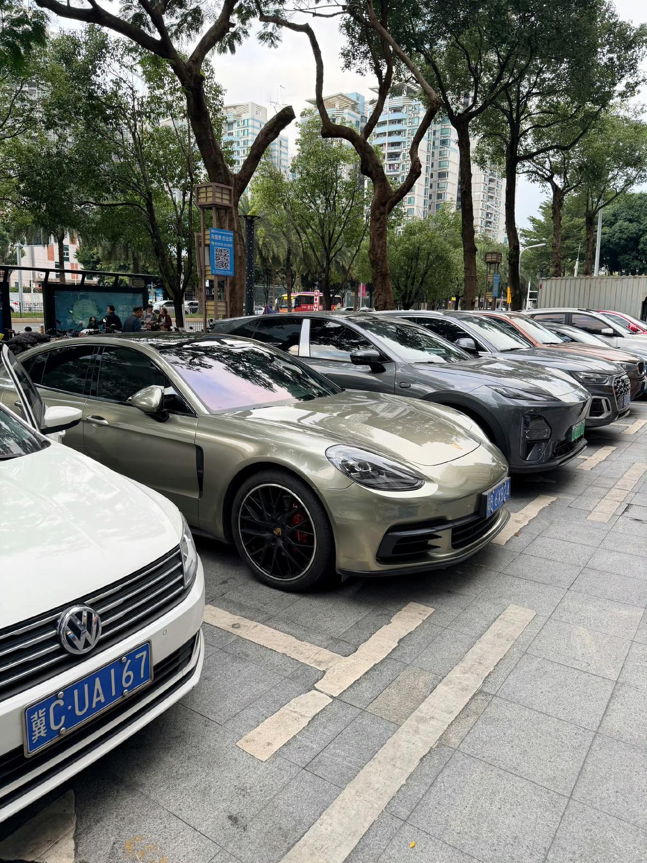 不黑不吹，保时捷帕拉梅拉长得真像小米SU7！记得小编上次在停车场的时候，看到