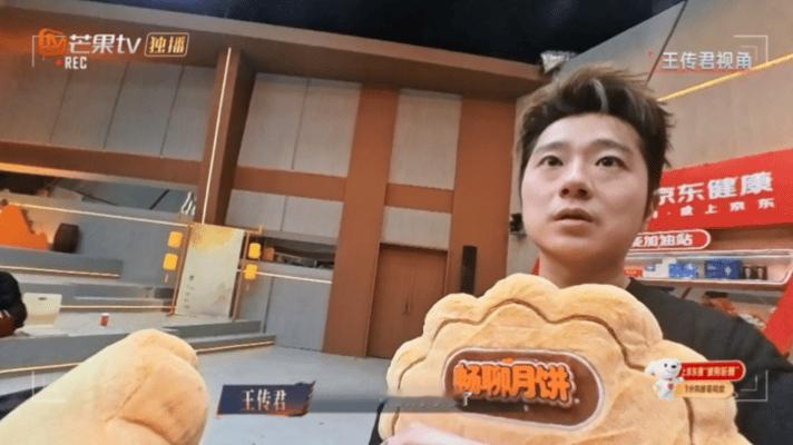 王传君为了王家大院拼了谁能拒绝王传君的邀约！为拉王以太加入王家大院，把仅有的大月
