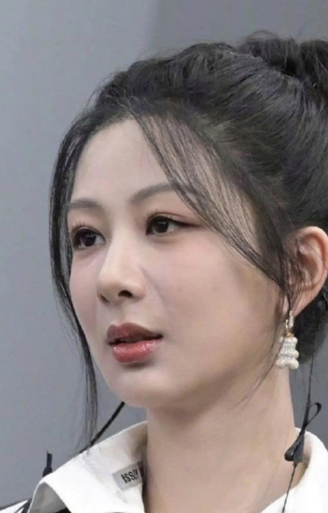 杨紫粉丝也是真的敢p，第一张都成赵丽颖和热巴的混合体了