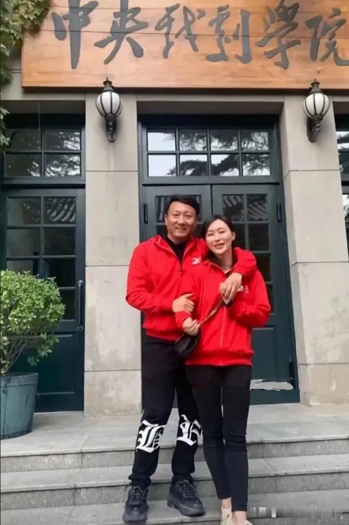 原来他们是明星夫妻啊，现在才知道，之前在很多电视剧里有看到他们演过戏，房子斌是圈