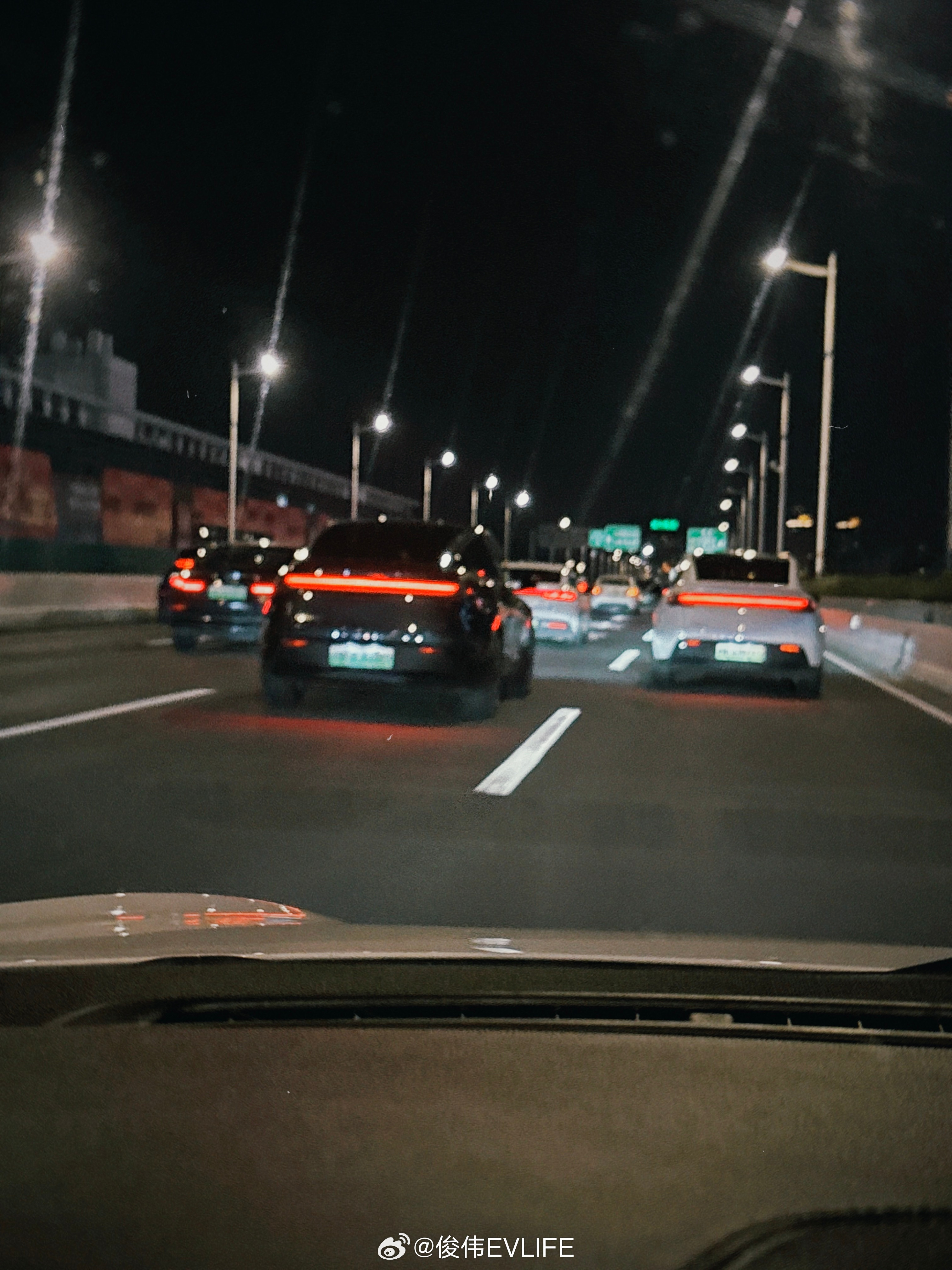 回家路上看到两台新款ModelY，这尾灯真是好看，同样是贯穿式尾灯，特斯拉就可