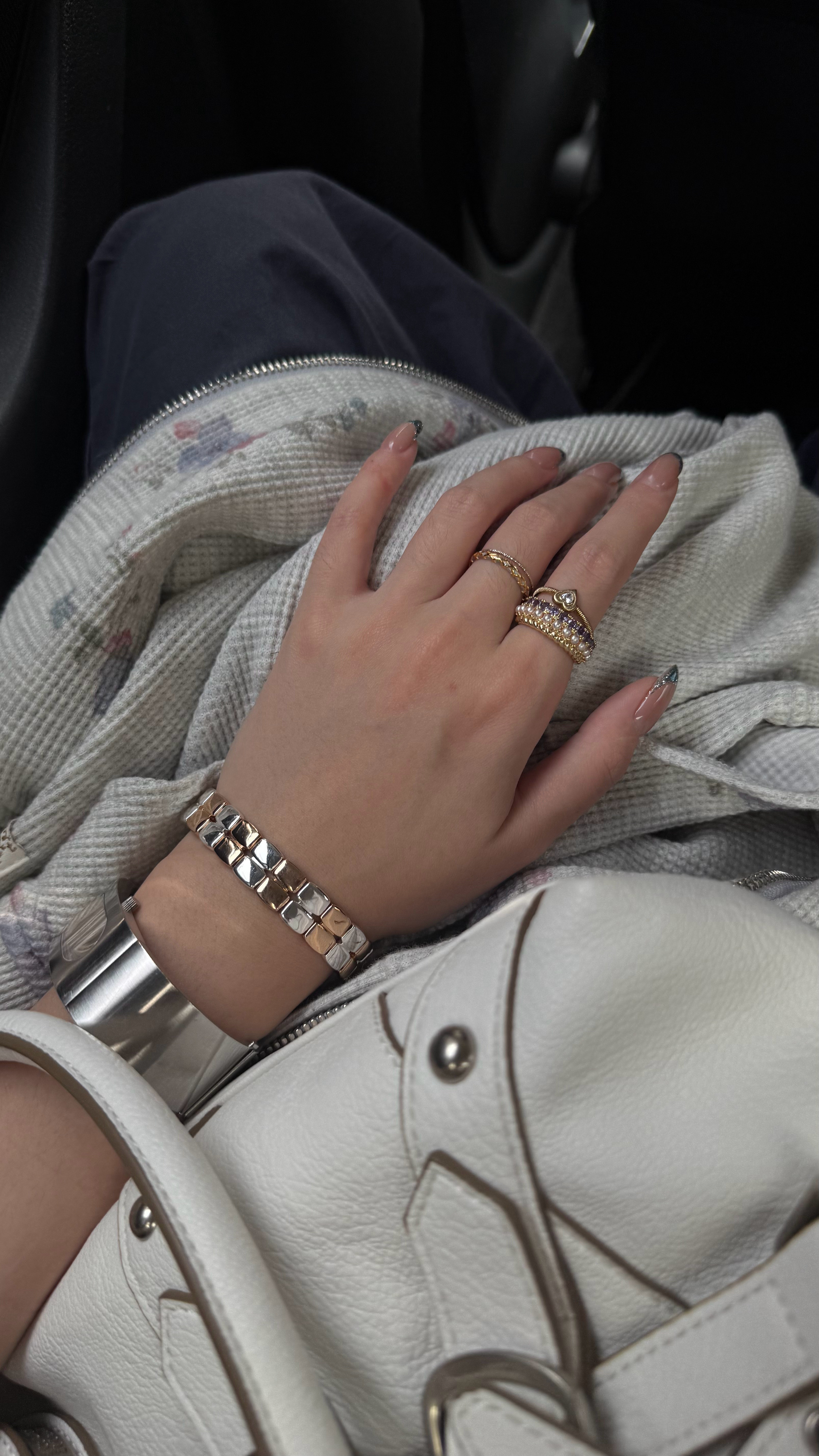 报告！在出租车上～去吃午饭[滑稽笑]今天上午剪出来了一条VLOG！！！晚上见🤩