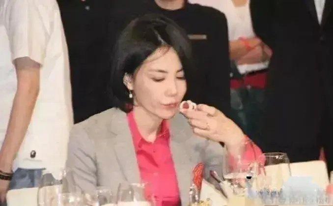 王菲不愧是北方女人，主打一个豪爽！和一旁的刘嘉玲对比鲜明​​​