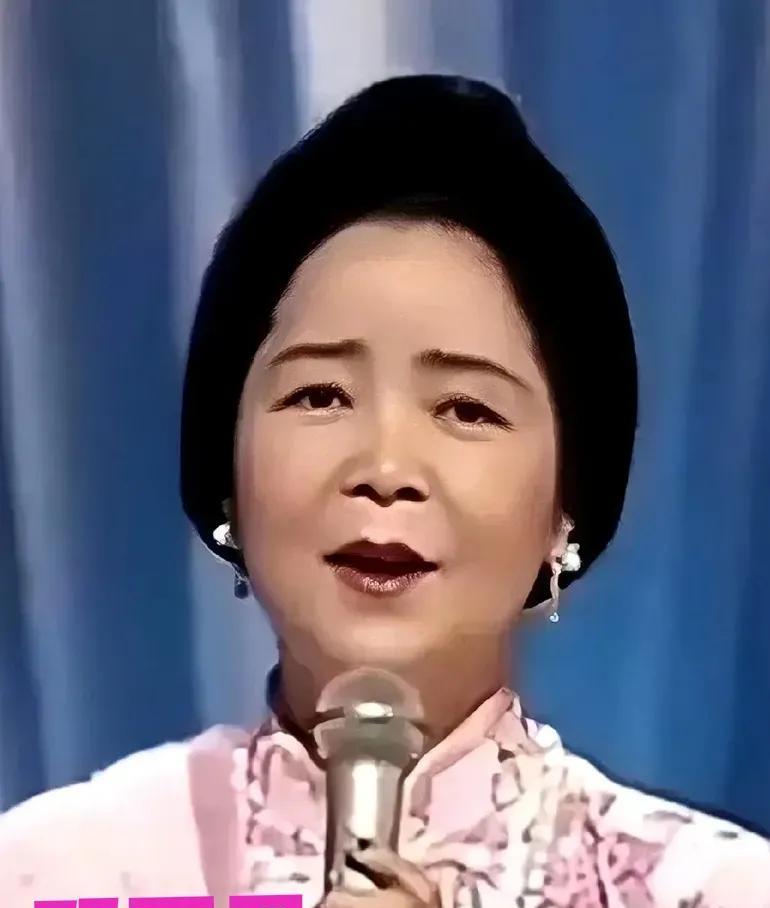 邓丽君在去世的前几个月就有征兆，她在接受采访时说话的声音都明显弱了，有一种上气不