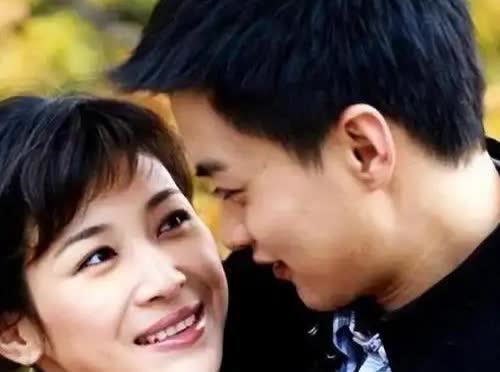 2011年，身家50亿的温州首富周旭辉，看上了“李云龙”饰演者的老婆童蕾。在金钱