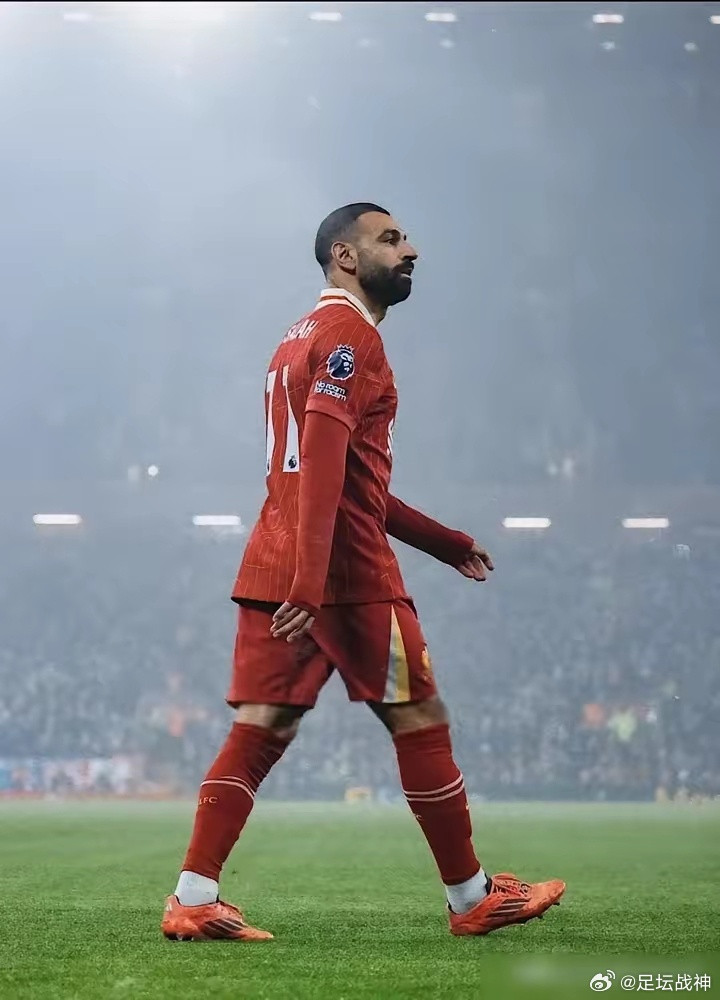 生活手记萨拉赫走了，留下一张空头支票。不是合同到期，不是转会费。他放弃了最后一年