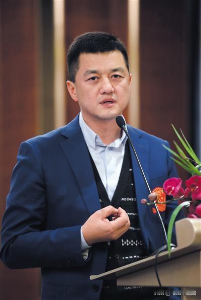 我问我朋友李亚鹏为啥不找专业的人来管他的基金会？他说了一句话，我去查了资料，