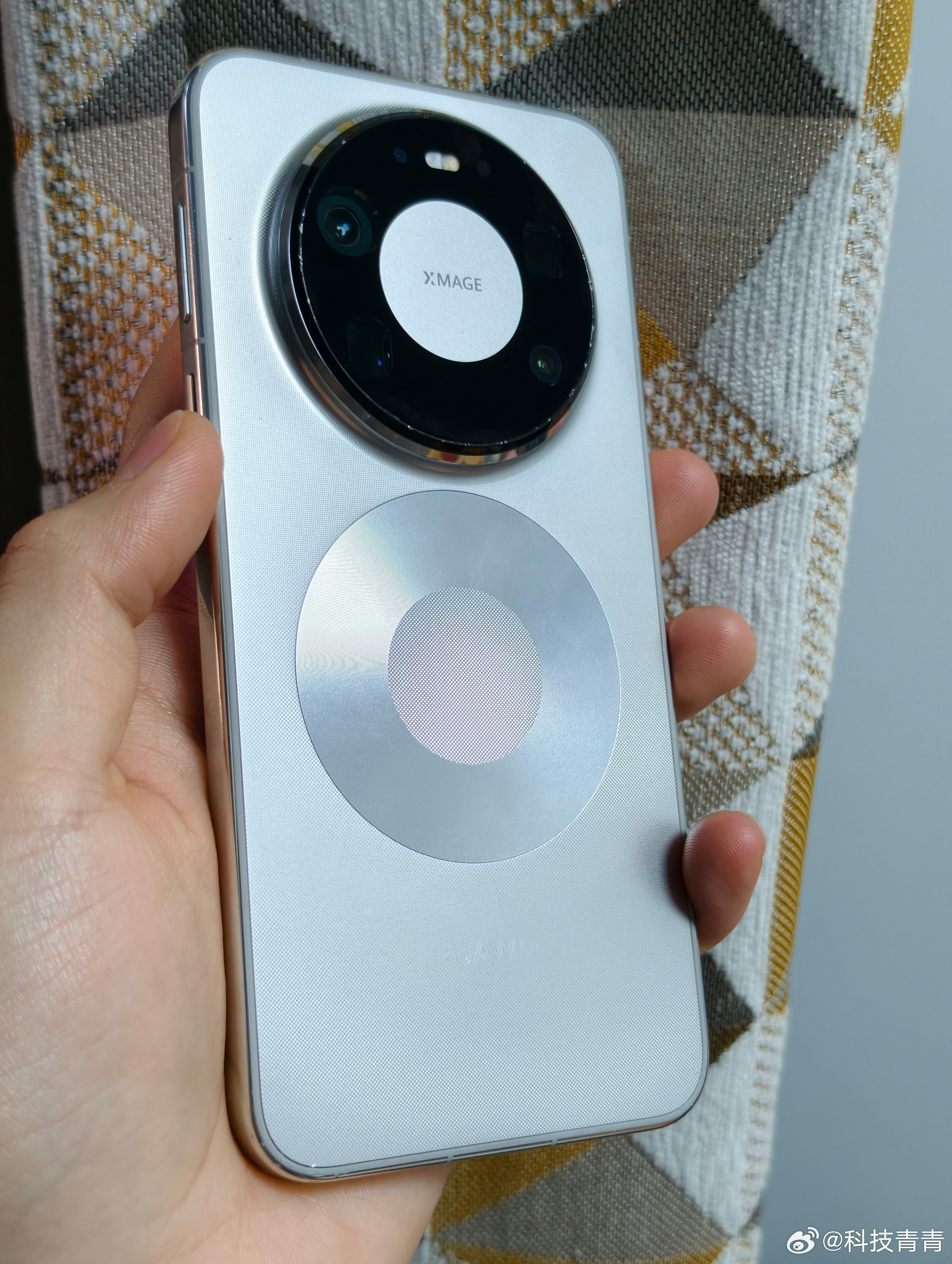 这代Mate80ProMax的屏幕还是太顶了，双层OLED不是白上的，显示