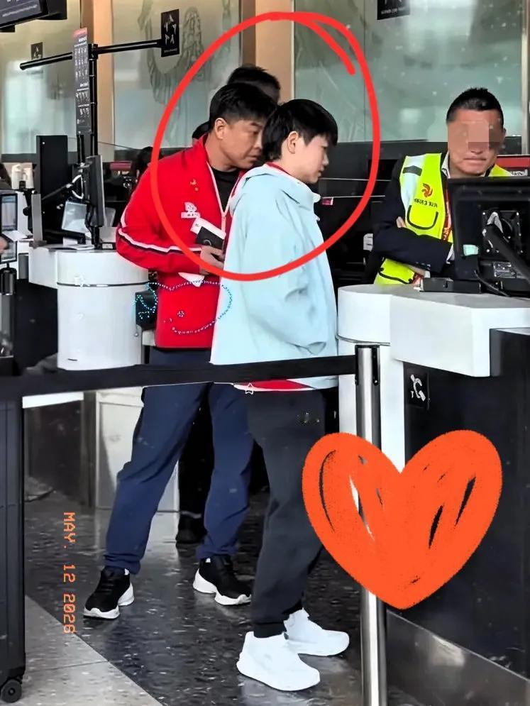 何为一家人？这便是一家人！5月12日，中国乒乓球队启程返回国内。办理值机手