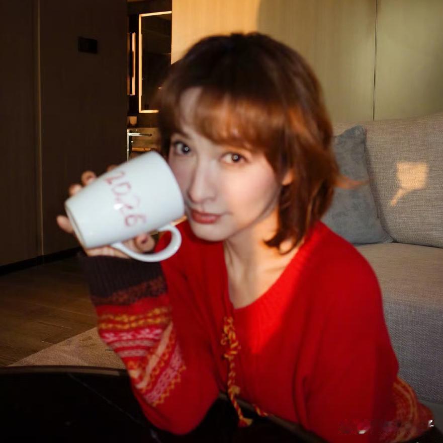 1.何炅仍然没有太多休息时间，他这个年纪也被不怀好意的亲戚盯上了，都惦记着他的资