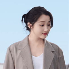 关晓彤新年超美形象大片关晓彤新年大片氛围感拉满！白裙造型青春元气，跑跑跳跳间满