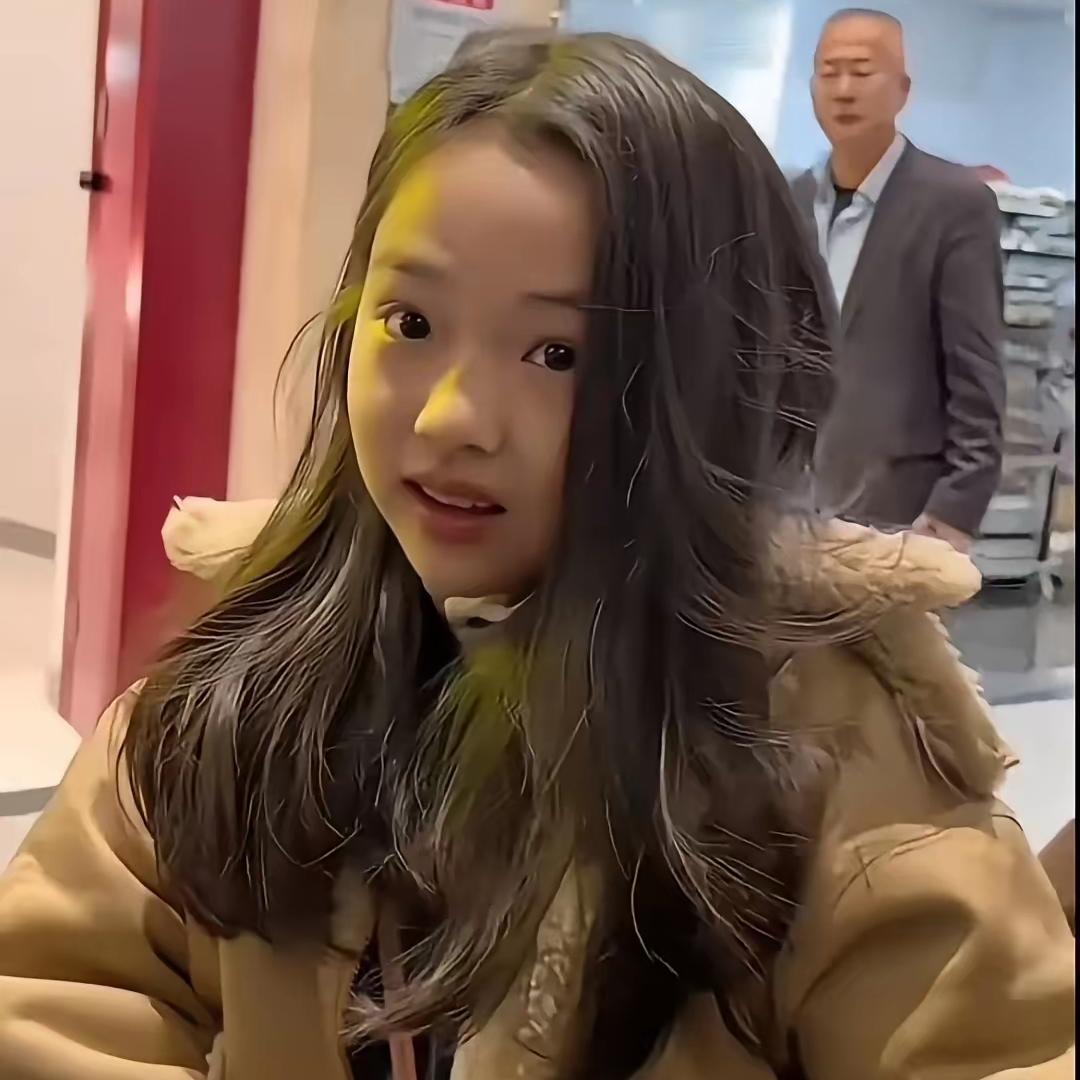 我觉得董璇真应该和李湘学学怎么培养女儿。小酒窝现在年龄小，不明显，再过几年你