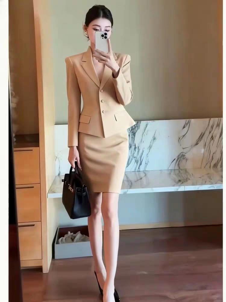 虽然小贵，但是超值超美的一套法式咖色，半身裙职业套装。瞬间气质拉满！