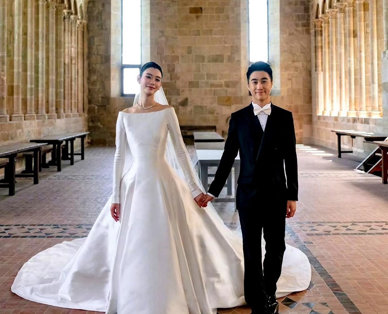 奚梦瑶结婚时竟然穿了一双可爱的平底鞋，连前一晚的欢迎宴上也只穿了低跟鞋。