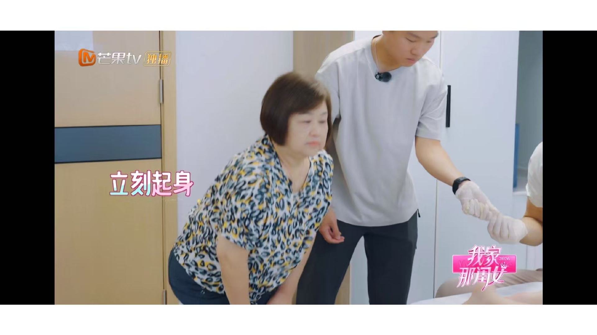 陈妍希妈妈第一次看见女儿手术伤口我家那闺女那道疤长在女儿脚上，疼在妈妈心里。