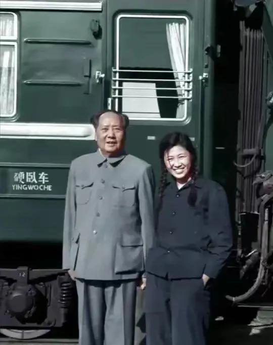 那天，毛主席高兴地和年轻能干的机要员谢静宜在视察的专列前合影留念。1959年，组